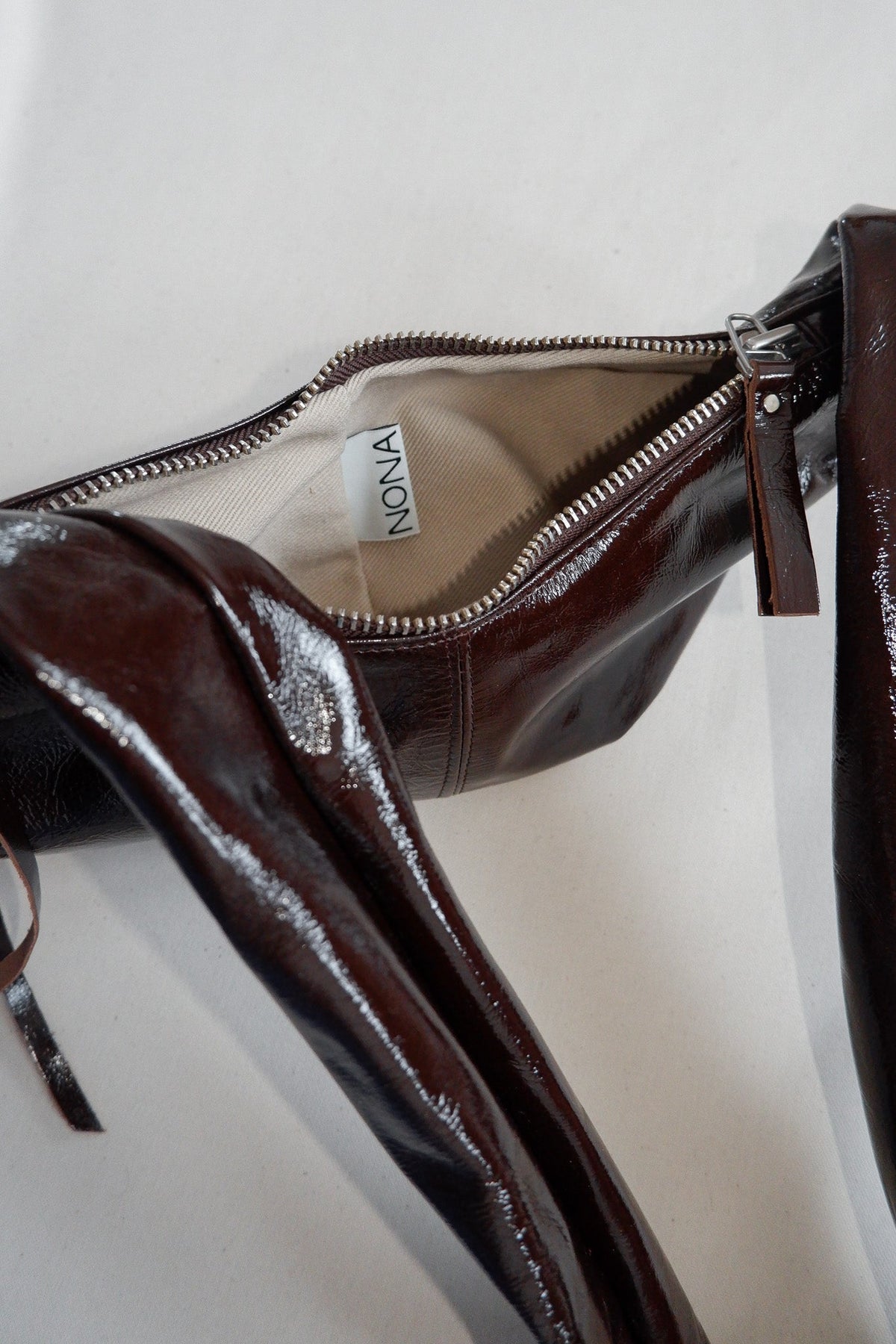 BANANA SMALL - PATENT BROWN